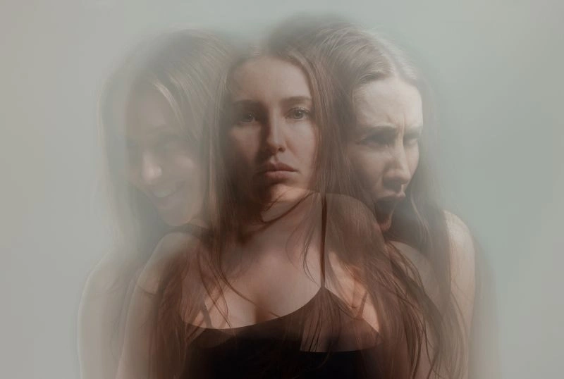 A woman with a blurred, distorted expression, symbolizing the emotional conflict and instability often associated with dependent personality disorder. Individuals with this disorder may experience difficulties with decision-making and an intense need for others' approval.